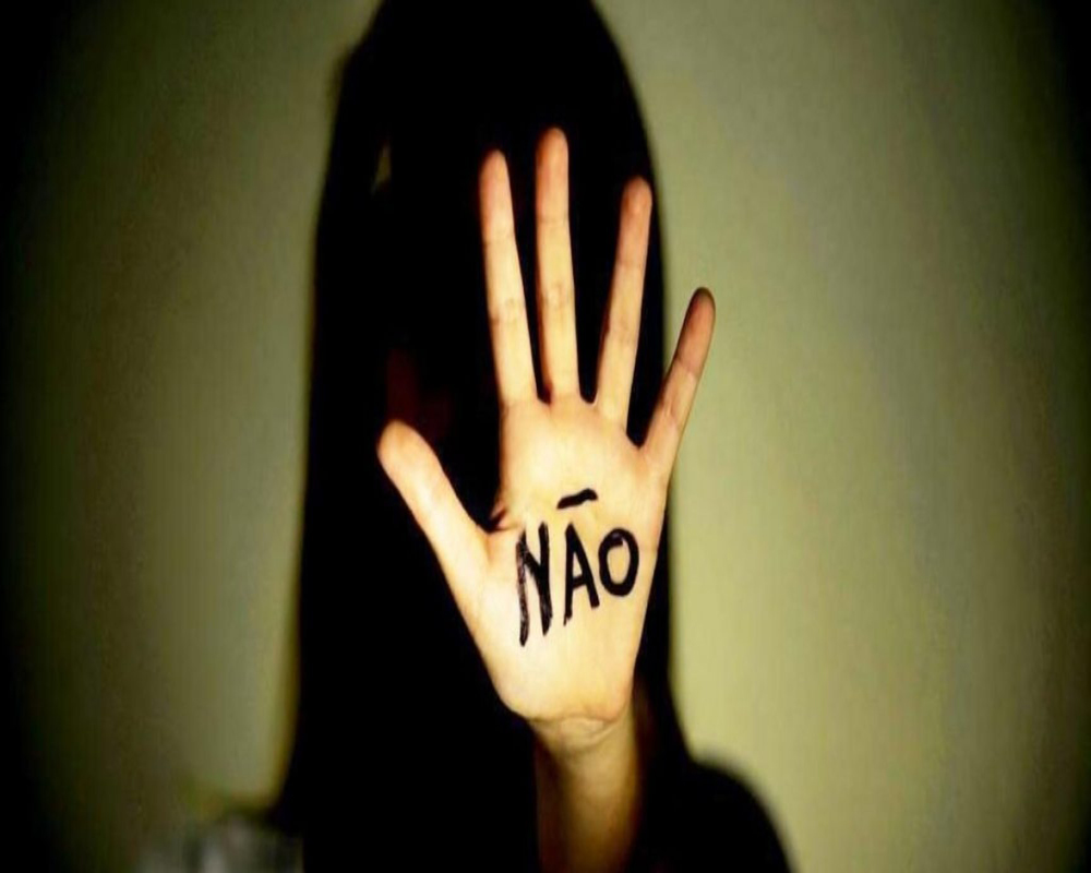 Neste ano, o crime de assédio sexual comemorará seu 20º aniversário e, nos últimos anos, casos envolvendo celebridades e pessoas famosas que se disseram vítimas de assédios sexuais ganharam muita repercussão na mídi