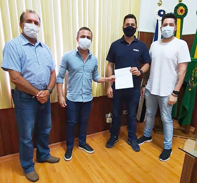 Prefeito Marcelo Palhares, entre os empresários da Marvi, assegurou que a prefeitura irá colaborar com tudo que estiver dentro das possibilidades legais.
