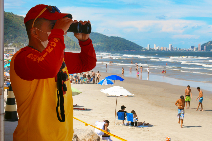 O Corpo de Bombeiros reforça a importância de os banhistas sempre procurarem uma faixa protegida por guarda-vidas para os banhos de mar.