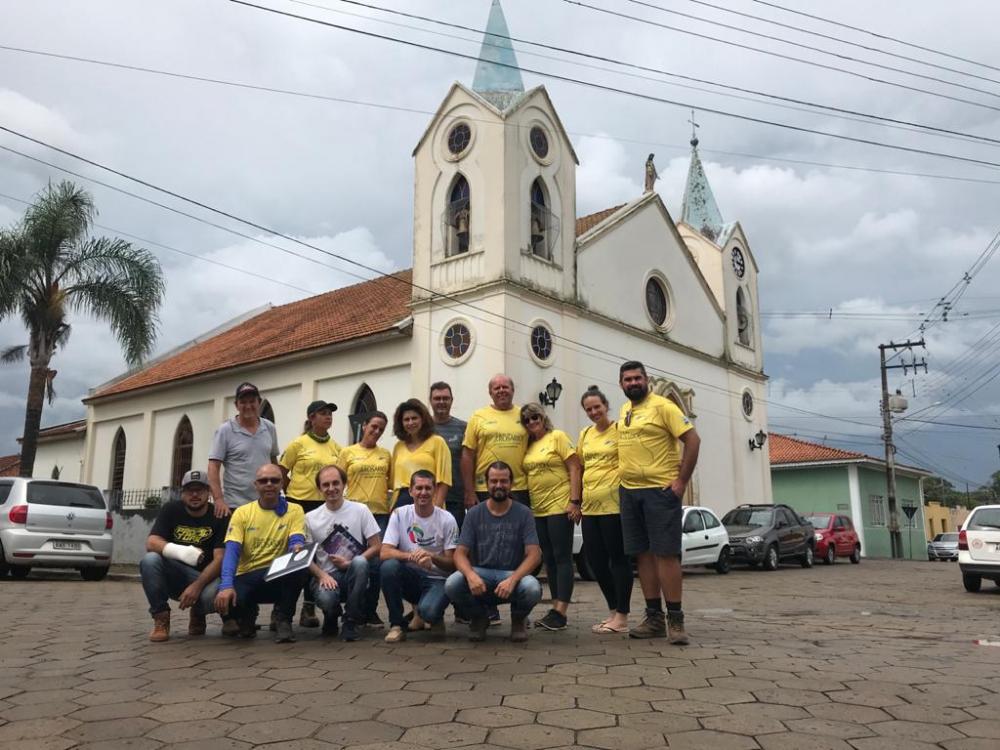 Equipe que participou da peregrinação posou para foto em parada durante percurso