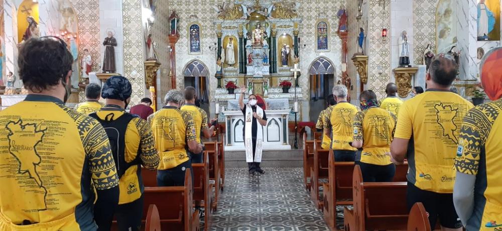 Atletas participam de missa durante percurso dos aproximadamente 651 quilômetros, desde Piraí do Sul até Ribeirão Claro