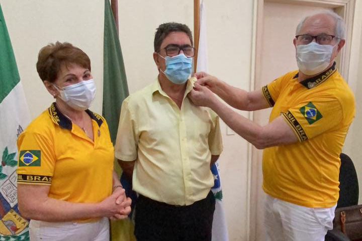 Prefeito de Cambará, José Salim Haggi Neto, recebe um PIN das mãos do Governador do Distrito LD-6 do Lions Clube Ari Stroher 