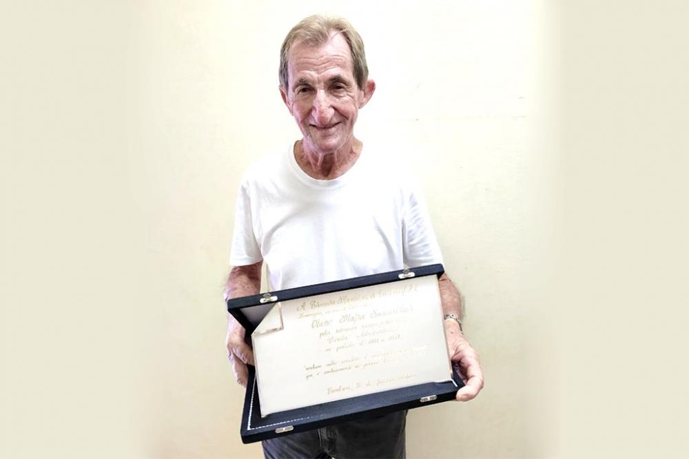Olavo Mafra Sanches, o Tico recebeu homenagem dos vereadores de Cambará na despedida da Câmara. “Ainda tinha cartucho para queimar”, brincou