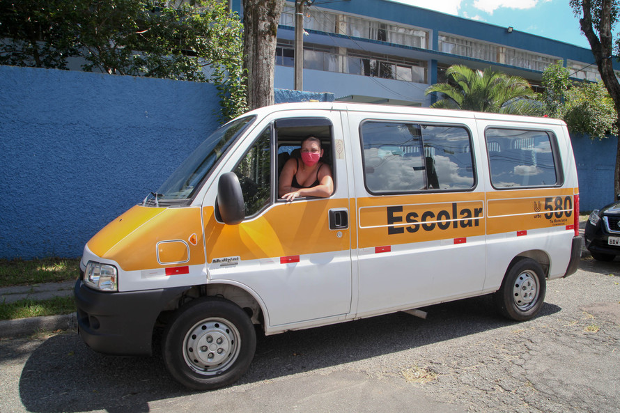 Greicy Kelly Ferreira tem uma van escolar e presta serviço para pais e alunos das redes estadual e municipal em Curitiba