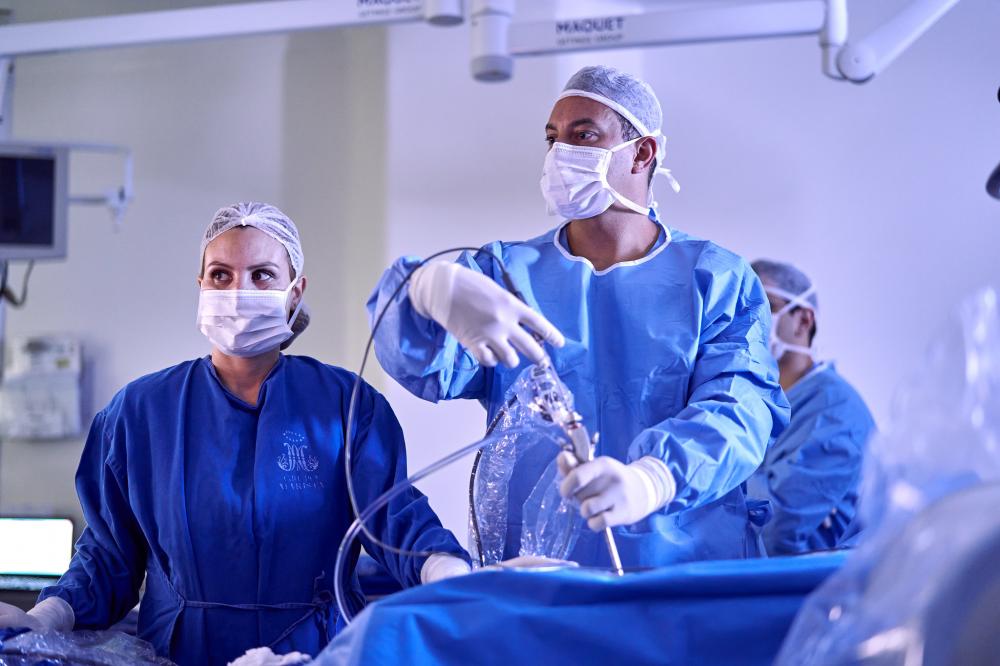 'Uma cirurgia só será indicada em situações específicas, como a dor intratável, o déficit neurológico e falha no tratamento conservador sem melhora significativa dos sintomas após no mínimo oito semanas', explica Krieger.