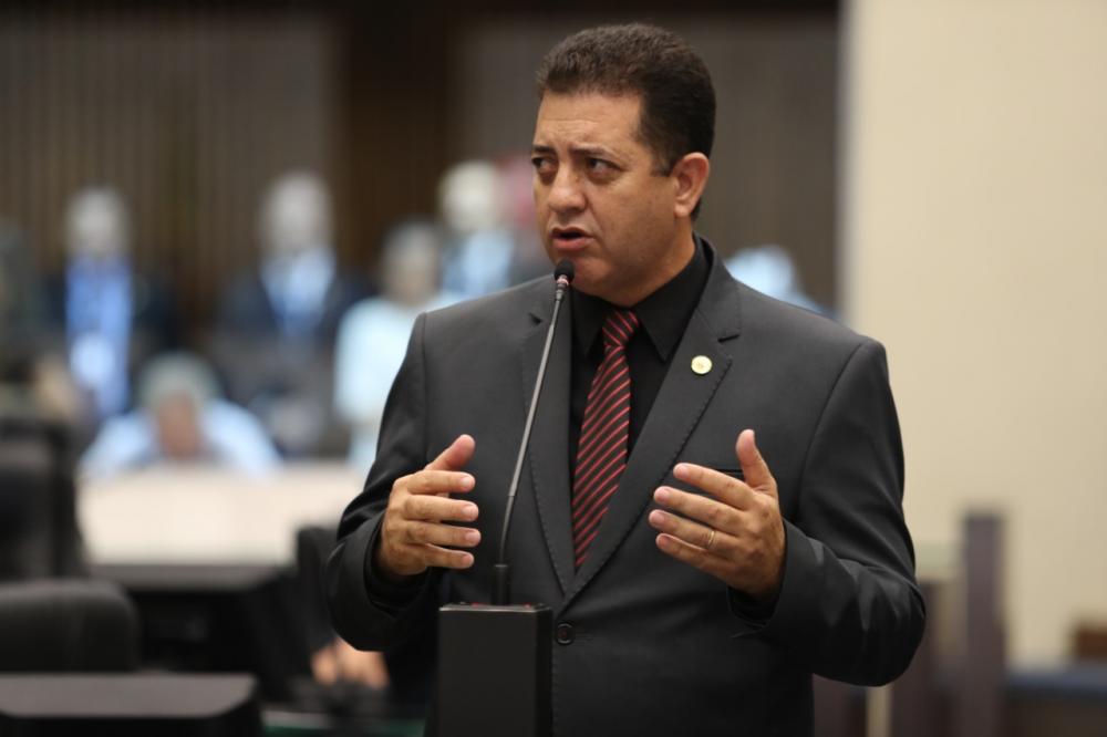 'Chegou a hora do chamamento daqueles que têm experiência comprovada no trato da saúde das pessoas para unirem-se em apoio aos irmãos que se encontram exaustos no front da guerra contra a Covid', explicou o deputado Cobra Repórter.