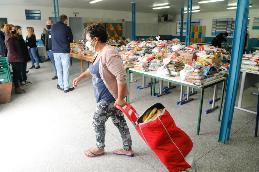 'São auxílios com impacto direto na vida das famílias, especialmente aquelas mais carentes, que passam por esse momento tão duro da pandemia', ressaltou Ratinho Junior.