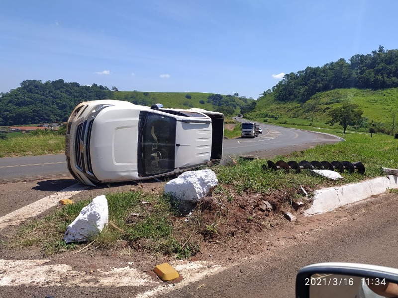 Acidente aconteceu na manhã desta terça-feira no trevo de acesso a Jacarezinho