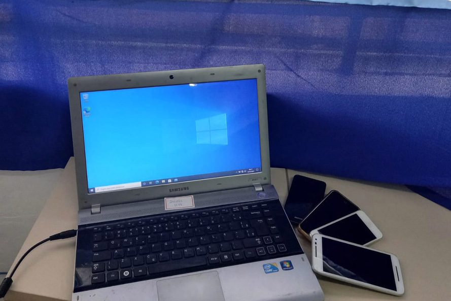 São TVs, celulares e notebooks que garatem o acesso às aulas e conteúdos.