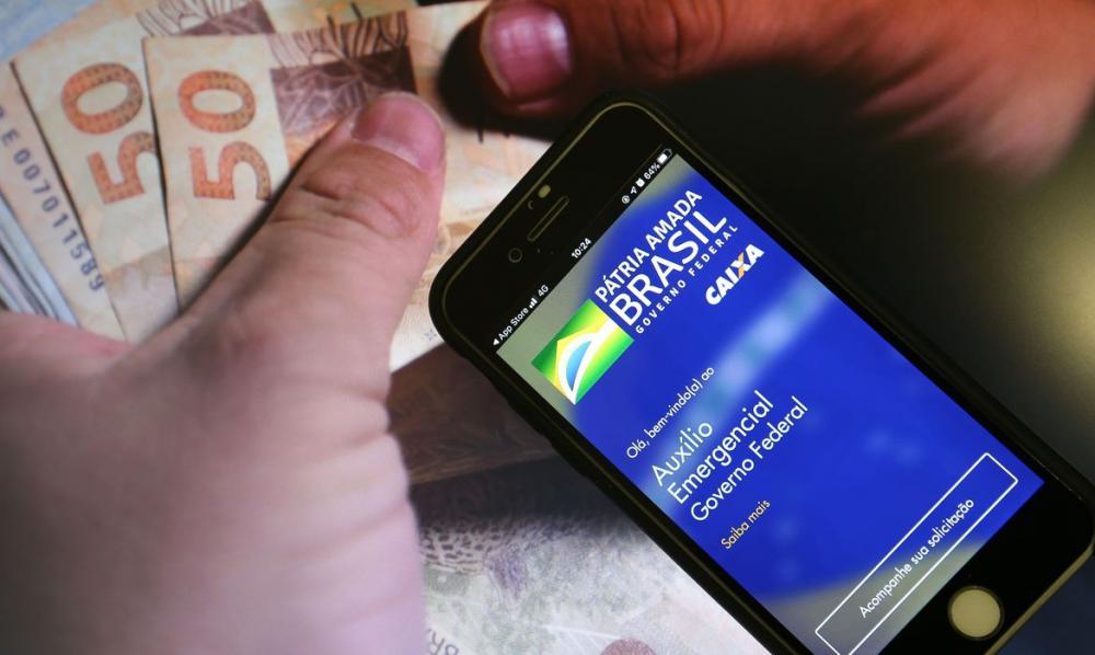  O beneficiário do auxílio emergencial terá direito, primeiramente, à movimentação digital e, posteriormente, aos saques.