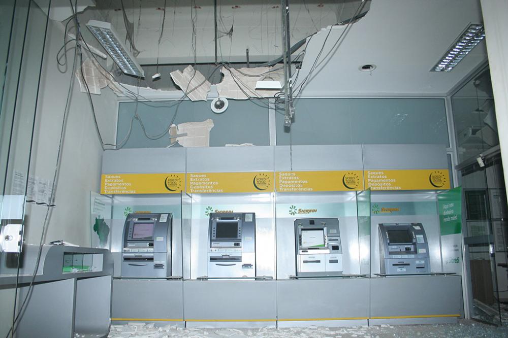 BANDO INVADE CAMBARÁ, EXPLODE BANCOS, FAZ REFÉNS E PROVOCA PÂNICO NA POPULAÇÃO 