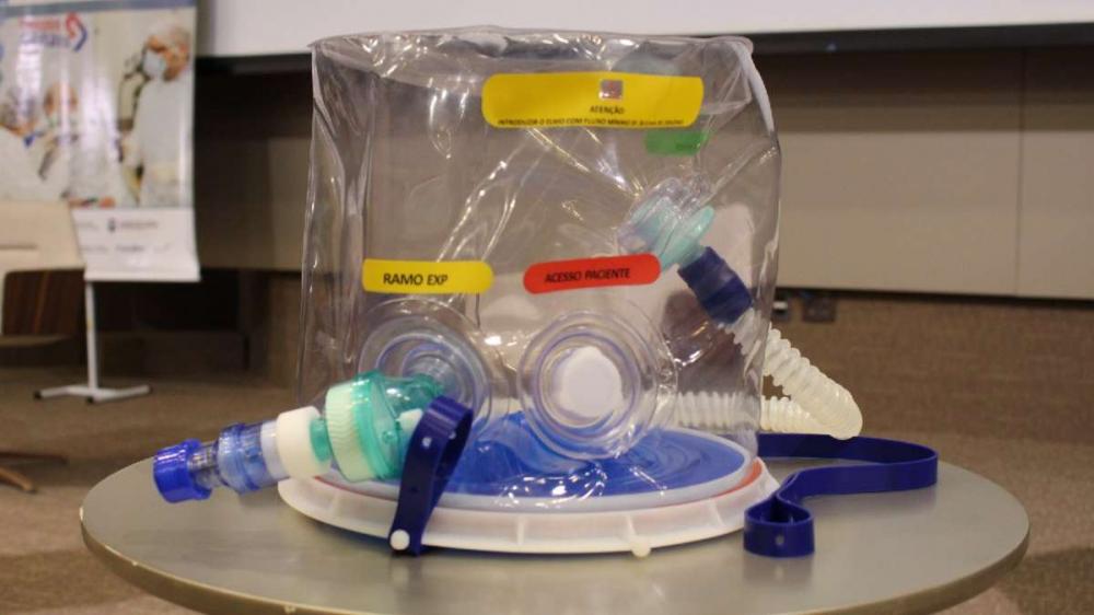  O capacete tem demonstrado desde seus testes iniciais ser positivo no tratamento da insuficiência respiratória causada pelo novo coronavírus.