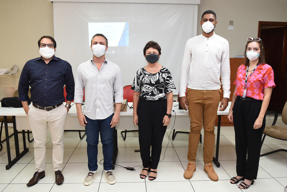 O vice-reitor da UENP, Fabiano Costa; o prefeito de Jacarezinho, Marcelo Palhares; a reitora Fátima Padoan; o diretor de Cultura James Rios; e a assessora técnica de Cultura da UENP, Beatriz Cunha (Da esq. para a dir.)