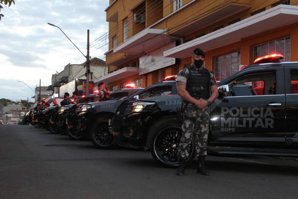 As equipes policiais atuantes pela Operação Pronta Resposta III iniciaram nesta terça-feira (13/04) os trabalhos de policiamento ostensivo e intensificação de ações preventivas na área do 2º Batalhão de Polícia Militar (2º BPM). - Jacarezinho, 14/04/2021 