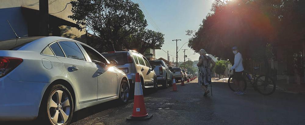 De carro, a pé ou de bicicleta, moradores de Cambará formam fila para tomar dose da vacina 