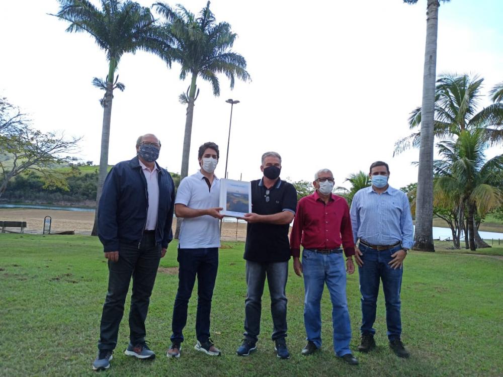 Secretário municipal de turismo e meio ambiente da cidade, Rômulo Ribeiro Santana entregou o plano municipal de turismo para o secretário estadual do Planejamento e Projetos Estruturantes, Valdemar Bernardo Jorge
