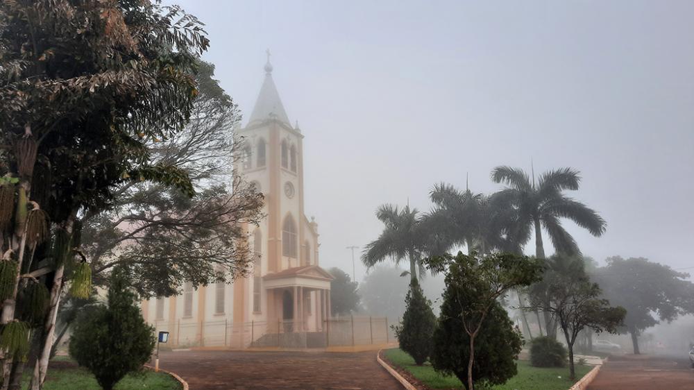 Um dos símbolos da cidade, Paróquia Nossa Senhora das Graças amanheceu encoberta pelo nevoeiro. 
