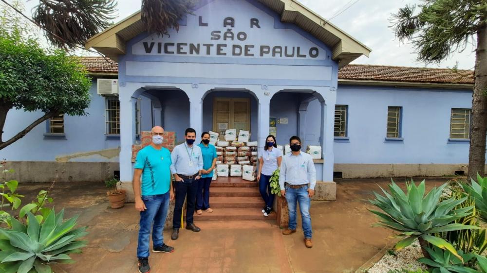 Em Cambará, o LAR São Vicente de Paula (Asilo) administrado pela Sociedade de São Vicente de Paulo, foi escolhido para receber a ação social da cooperativa