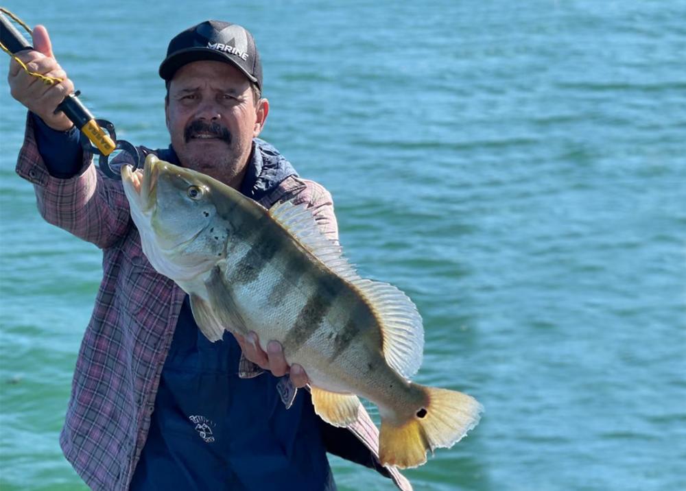 Orlandinho fisgou na represa em Angra Doce, um tucunaré azul de 57 centímetros e 3,260 kg (Divulgação)