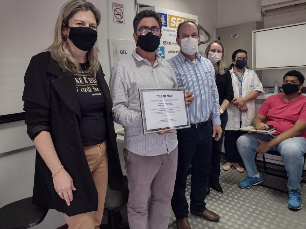 Prefeito de Câmara José Salim Haggi Neto recebe certificado do SENAI Prefeitura Parceira em Educação Profissional