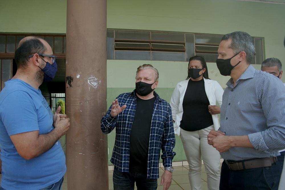 Deputado Mauro Moraes durante visita ao Colégio Estadual Lucy Requião
