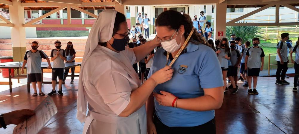 Ir. Rosicleide Defavari entrega medalha de Honra ao Mestre à Professora Erica Cavalcante Jacometi