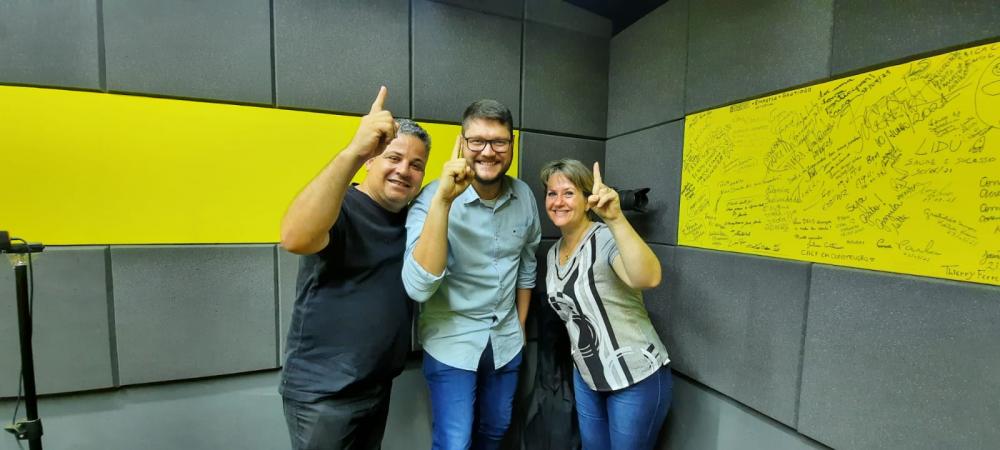 Roberto Francisquini, Igor Fonseca e Clau Guerra no estúdio da Rádio CirculandoPlay 
