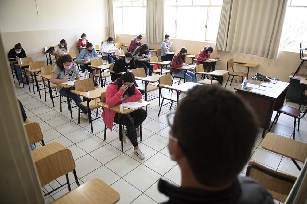 Estudantes provenientes de famílias de baixa renda e com registro no CadÚnico podem solicitar a isenção da taxa de inscrição do processo seletivo