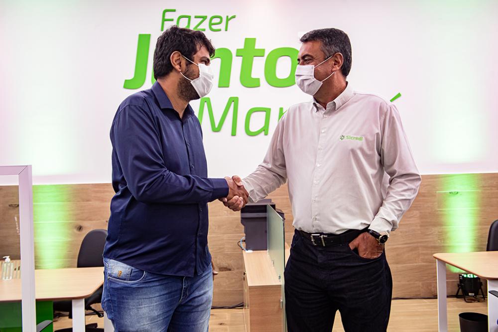 Claudio Marcos Orsini - Presidente do Conselho de Administração da Cooperativa Sicredi Paranapanema PR/SP e Paulo Eduardo da Silva, Prefeito de Maracaí
