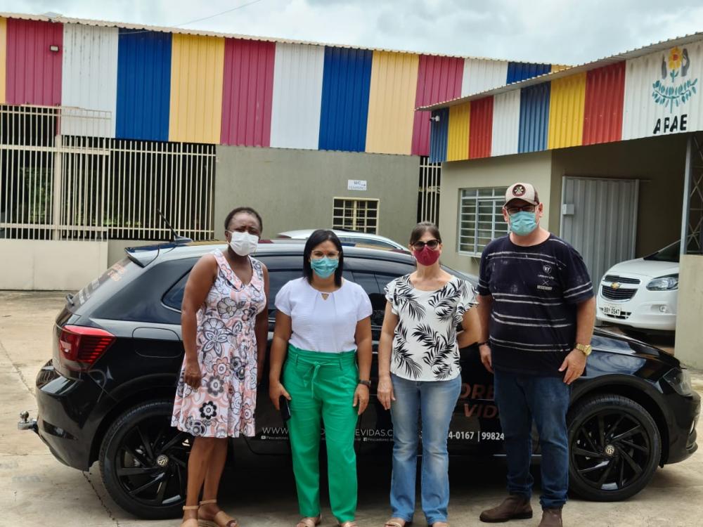 Elenice Lourenço diretora da Escola Mensageiro de Luz juntamente com a Professora Lourdinha receberam Tânia Lima e Pastor Ricardo 