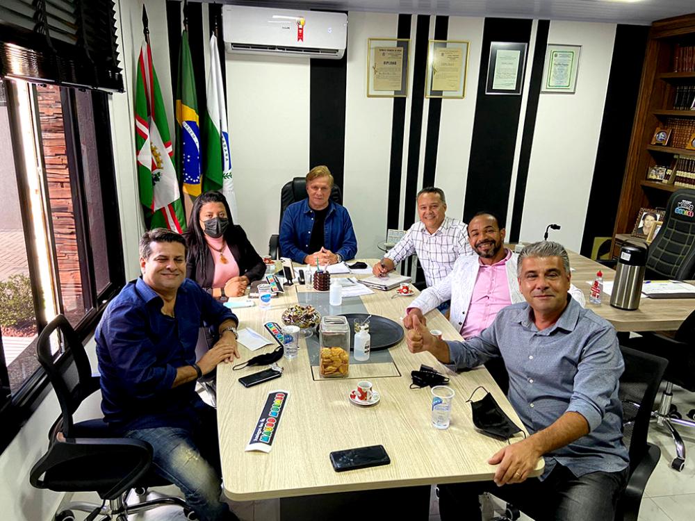 A partir da esquerda: Walmir Joaquim, Karen Dadona, Deputado Mauro Moraes, Marcio Albertini, Geraldo Carvalho e Walcir Joaquim