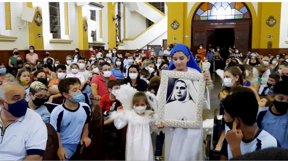 Aluna carrega imagem da Venerável Madre Carmela Prestigiacomo na abertura das celebrações do Jubileu de 70 anos do Colégio Nossa Senhora das Graças 