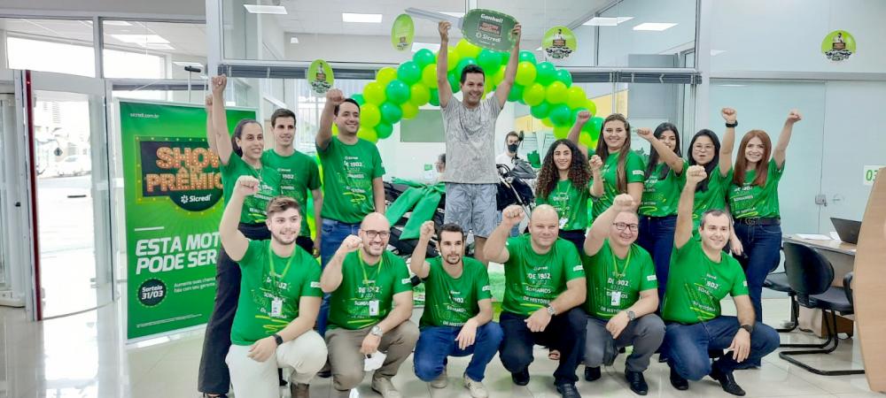 Amarildo Bosco e equipe Sicredi de Cambará comemoram resultado do sorteio