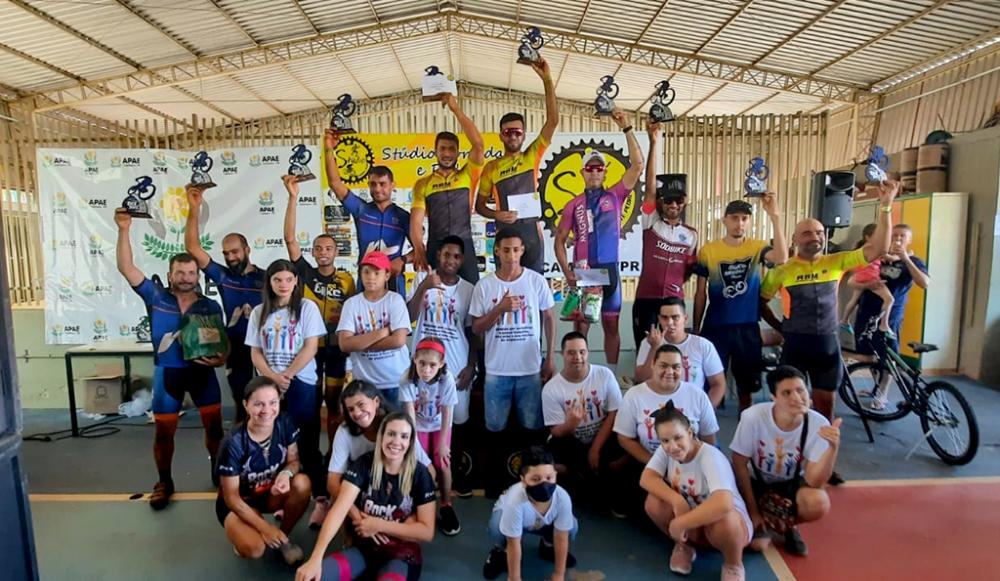 Alunos da APAE entregam premiação aos primeiros colocados do Rachão: 1. Clevinho 2. Éverton 3. Borracha 4. Cravinho 5. Bim ladem 6. Alan Ap 7. Ricardo Busquim 8. Tio Xandy 9. Dairzinho 10. Renato Hirayama