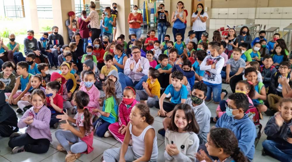 Prefeito de Cambará se juntou às crianças em dia de festa nas escolas