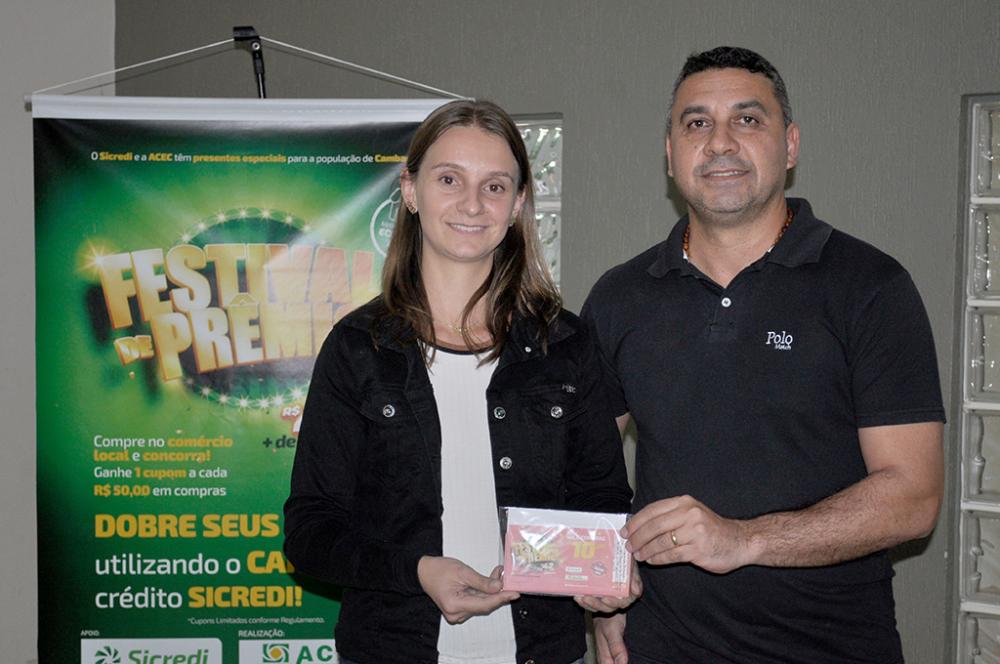 José Gilberto Beto Zanon Presidente da ACEC entrega a Diele Aparecida Bernucio 
