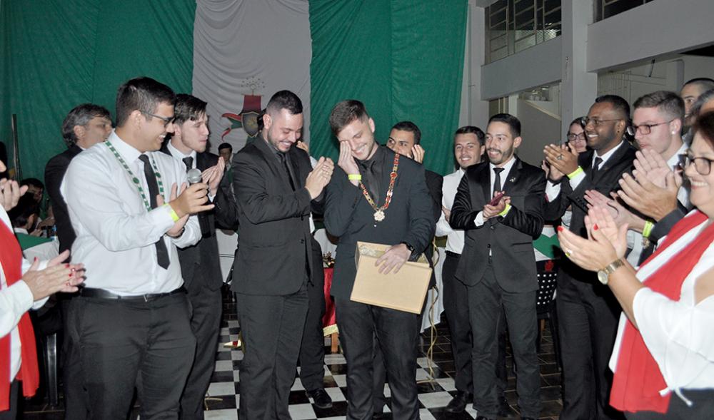 Felipe Mafra de Almeida se emociona ao receber o título Grau Chevalier 