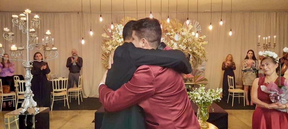Rodrigo e Geovani se abraçam no final da cerimônia - Foto Carlos Roberto Francisquini/Jornal Circulando 