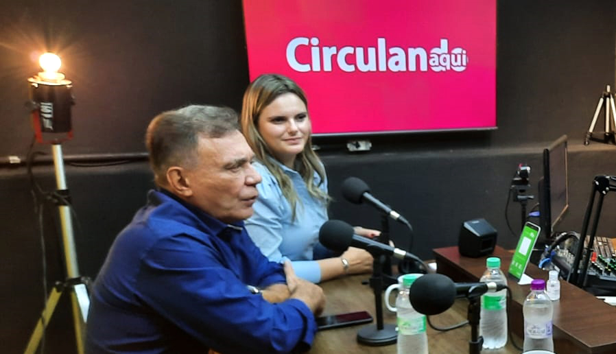 Senador Álvaro Dias e Bruna Fogaça concederam entrevista a Rádio Circulando Play de Cambará 