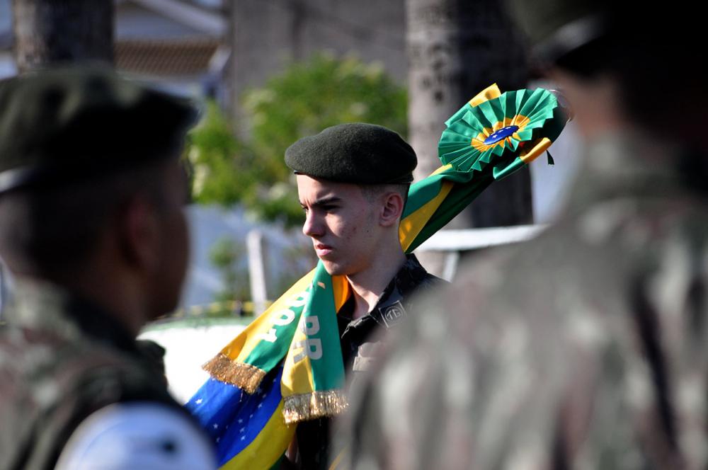 Soldado em posição de respeito segura Bandeira Nacional do Brasil - Foto Carlos Roberto Francisquini 