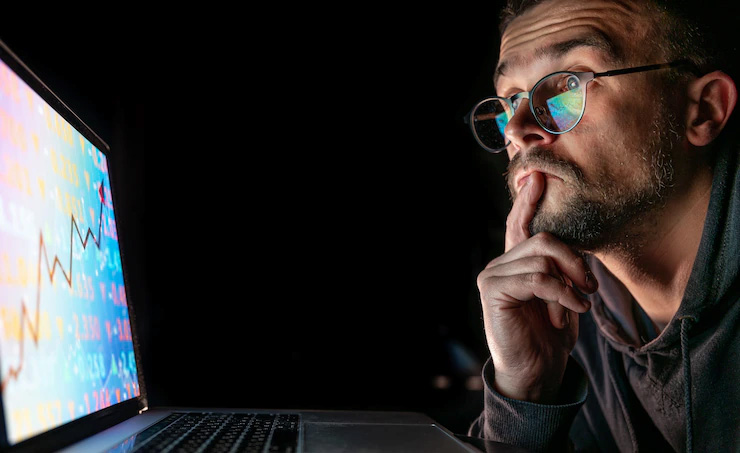 A primeira orientação dos especialistas ouvidos é a de que não se deve aplicar todo o dinheiro em apenas um tipo de investimento. O ideal é distribuir os recursos entre as rendas fixa e variável. 