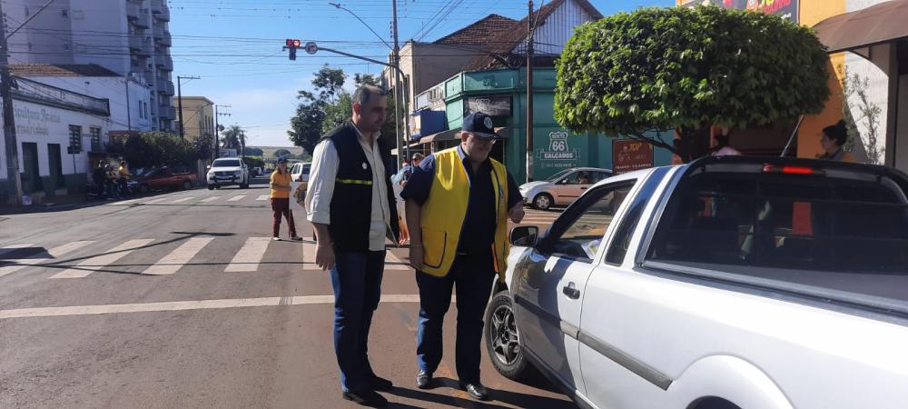 Bruno Santana, Diretor da Ciretran e Hosnander Marzenta conversam com condutores em Cambará 