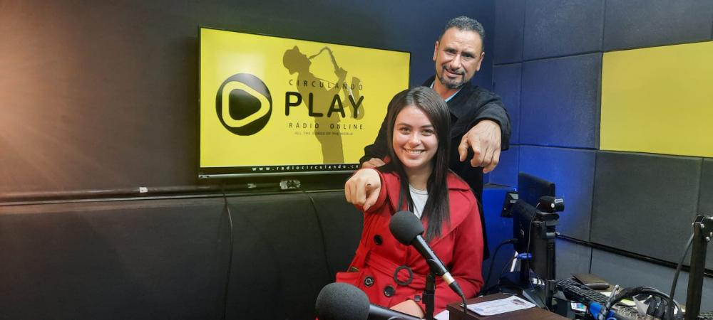 Dra. Adrielli Prestes e Dedé da Calha em recente visita a Rádio Circulando de Cambará