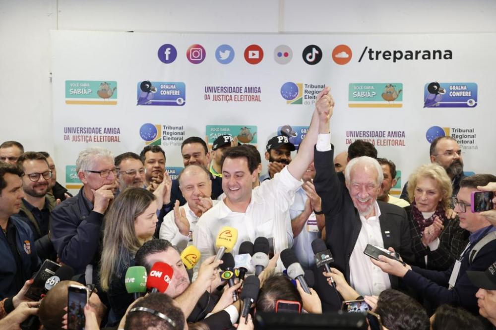 Governador Ratinho Junior repete gesto com Darci Piana