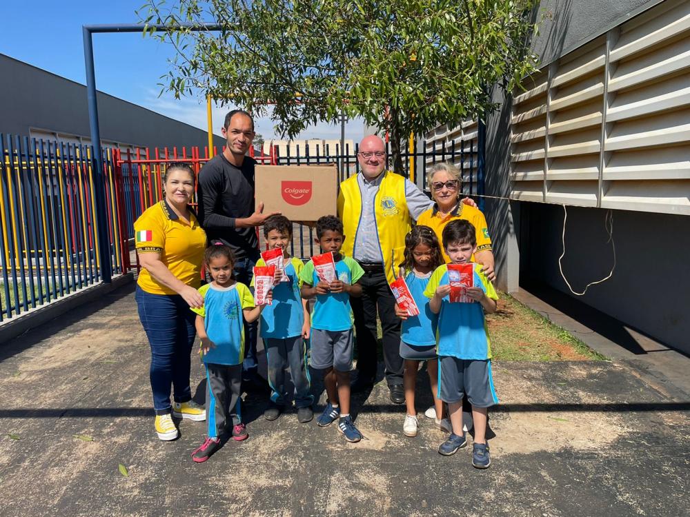 Presidente do Lions Clube de Cambará Hosnander Marzenta, Jacqueline Antunes e a PDG Ana Sinhorini Ferreira em ação nas escolas de Cambará