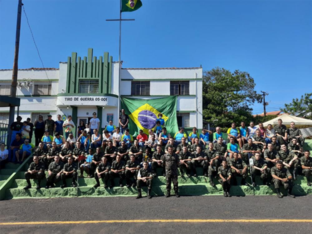 Alunos da APAE no Tiro de Guerra de Cambará 
