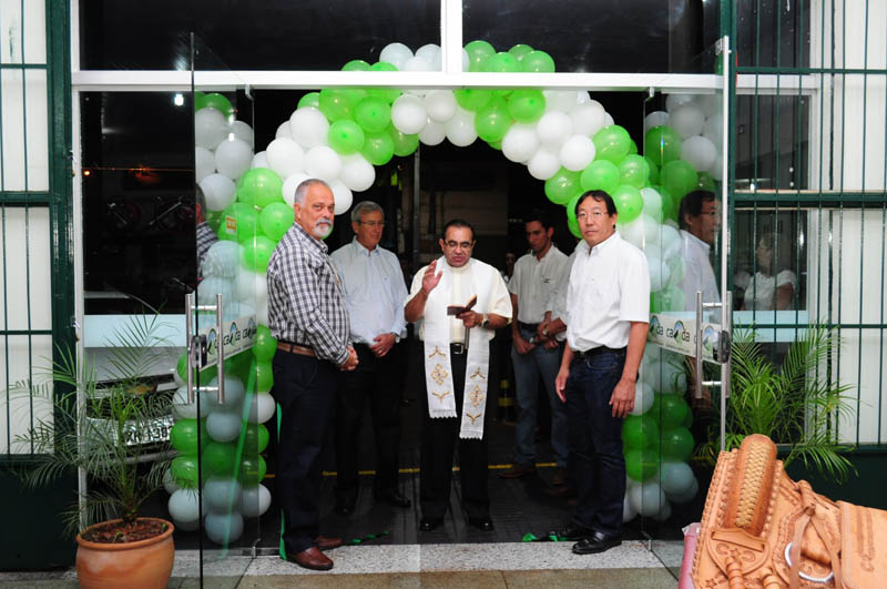 Padre Antônio Carlos Qualia abençoa a nova unidade da Camda, recem inaugurada em Cambará