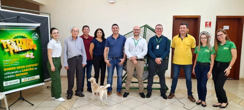 Membros da diretoria da ACEC com colaboradores e parceiros: Foto: Carlos Roberto Francisquini/Jornal Circulandoaqui 