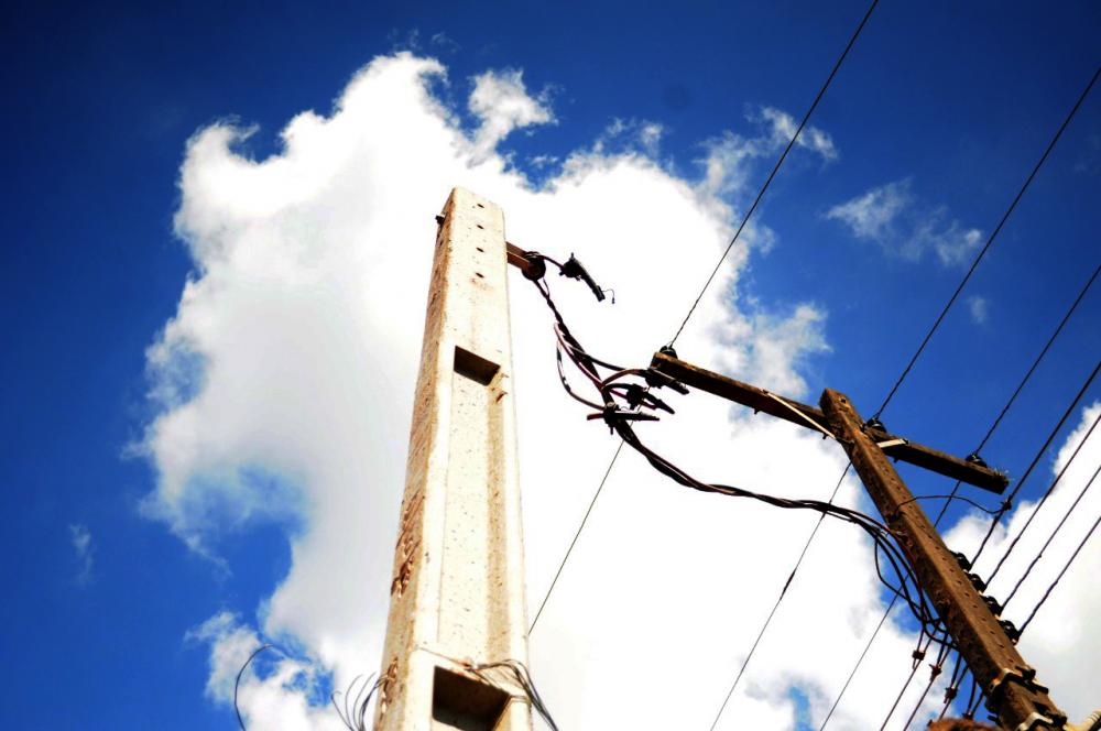 Postes danificados pela Máfia do cabo elétrico