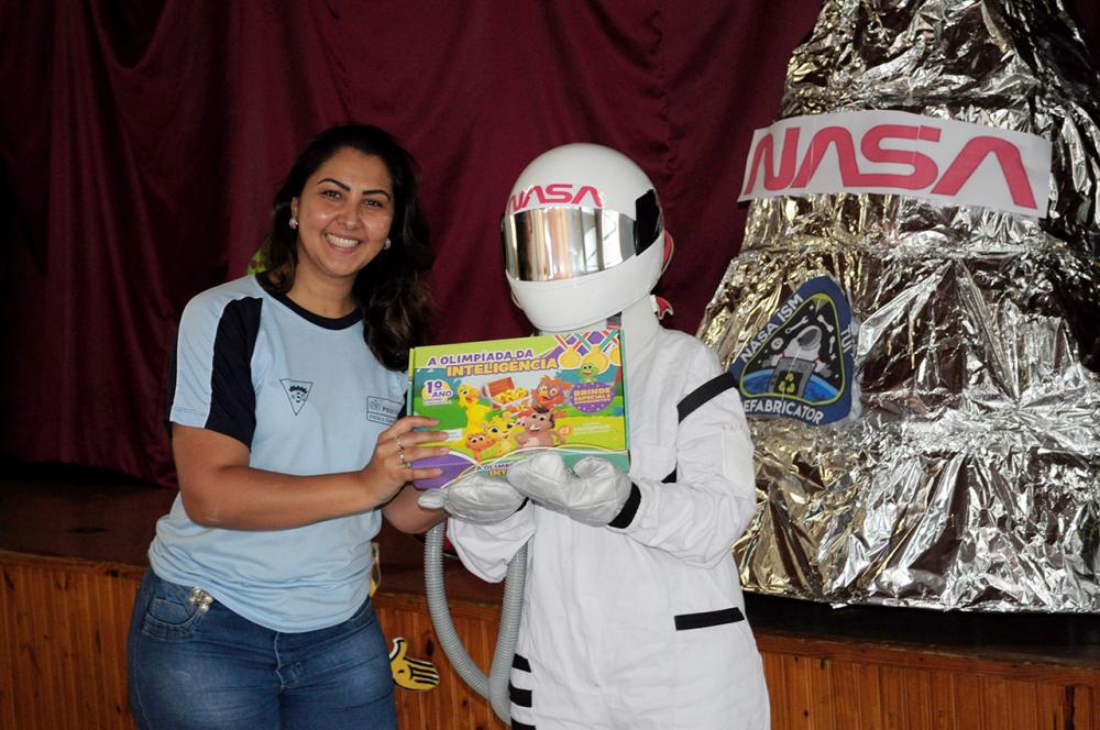 Momento de descontração na entrega dos materiais da Escola da Inteligência - Fotos: Carlos Roberto Francisquini/jornalCirculando